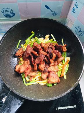 倒入炸好的锅包肉翻炒均匀！