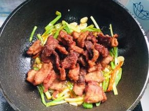 倒入炸好的锅包肉翻炒均匀！