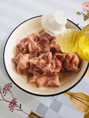 加入适量的油拌匀锁住水分，腌制10分钟左右！