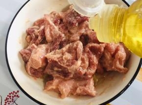 加入适量的油拌匀锁住水分，腌制10分钟左右！