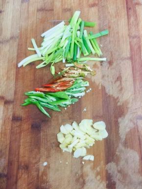 蒜瓣切片，青红辣椒切成块，葱切成段备用！