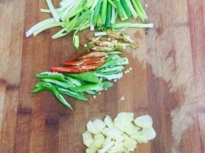 蒜瓣切片，青红辣椒切成块，葱切成段备用！