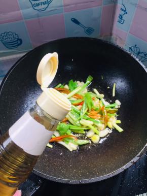 放入一大勺白醋！