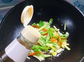 放入一大勺白醋！