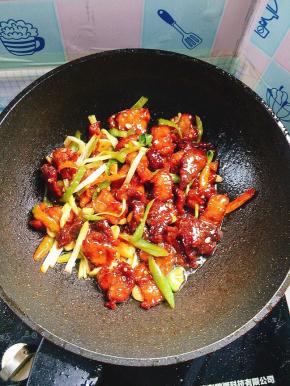 起锅前淋入少许的水淀粉勾薄芡即可！