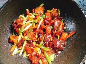 起锅前淋入少许的水淀粉勾薄芡即可！