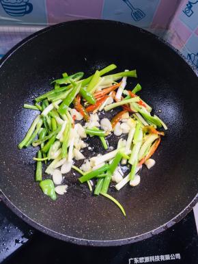 锅留少许底油，放入蒜片，青红辣椒，葱段爆香！