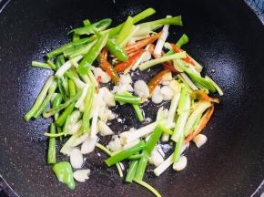 锅留少许底油，放入蒜片，青红辣椒，葱段爆香！