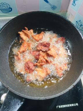 油温再次升高，放入锅中复炸一遍，炸熟，炸透！捞出沥干油分备用！