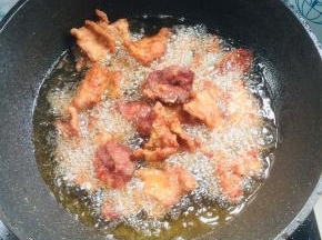 油温再次升高，放入锅中复炸一遍，炸熟，炸透！捞出沥干油分备用！