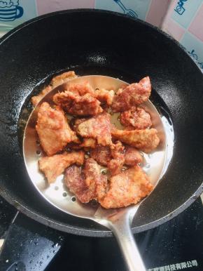 炸至定型捞出备用！