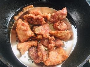 炸至定型捞出备用！