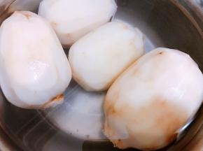 莲藕去皮洗净