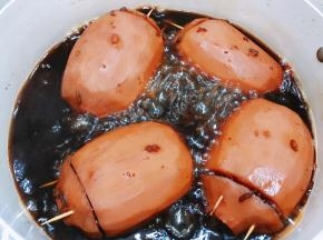 到时间后连汤汁转入炖锅里，开中大火收汁