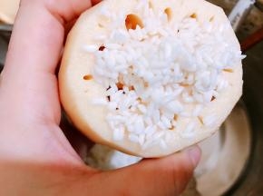 把浸泡好的糯米灌入莲藕孔洞里