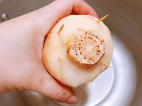 盖上切下来的那一段用几根牙签固定住