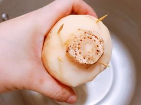 盖上切下来的那一段用几根牙签固定住