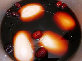 高压锅里放入灌好糯米的莲藕，红糖，冰糖，红枣，加入淹没过莲藕的清水。大火煮至加压后转中小火1个半小时