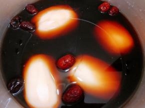 高压锅里放入灌好糯米的莲藕，红糖，冰糖，红枣，加入淹没过莲藕的清水。大火煮至加压后转中小火1个半小时