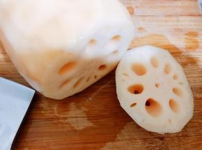 切去莲藕一边头的那一小段