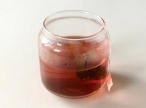 因为天气还比较热，做凉的水果茶比较清爽，要等茶凉了再加进水果，所以先把茶泡上，把玫瑰茄红茶包放入玻璃杯，倒入90度的热水，约250毫升，然后静置。