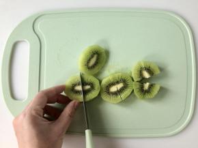 然后把奇异果先切成片，再一分为四切成小块。