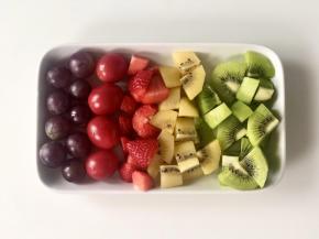 同样的方法把黄金奇异果也切成小块，草莓直接切成小块。把水果都准备好，水果可以选择各种你喜欢的。