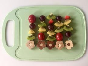 用水果签或竹签把各种水果块串起来，这个搭配就比较随意，你也可以把相同的水果串在一起，自由发挥就好啦。