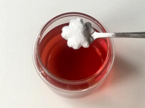 水果串串做好后，玫瑰茄红茶也不烫了，把茶包拿掉，在茶中加一小匙的白砂糖，如果你介意有糖也可以不加，或者等茶温降到40度左右的时候加入蜂蜜也可以，个人比较喜欢有甜味。