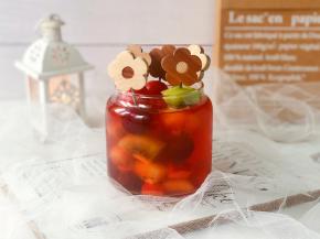 最后把水果串串放入玻璃杯中，浸泡一会儿，玫瑰茄红茶浸泡过的水果别有一番风味呢！