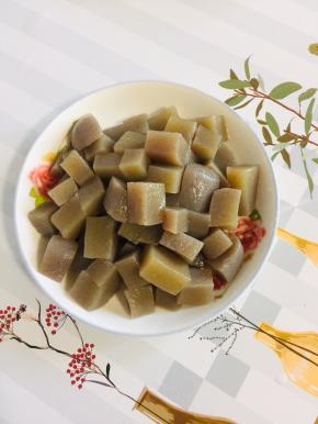 魔芋冲洗一下，切成小粒备用！