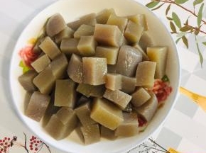 魔芋冲洗一下，切成小粒备用！