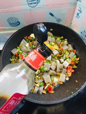 放入一勺生抽翻炒均匀！