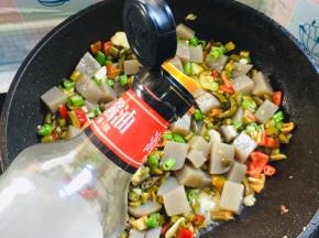 放入一勺生抽翻炒均匀！