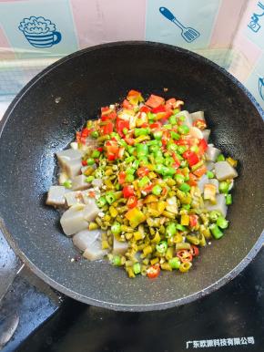 放入切好的酸豇豆，泡椒，青红尖椒翻炒均匀！