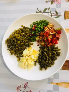 蒜瓣切片，酸豇豆洗净切成小段，酸辣椒切成小块，青红尖椒去蒂洗净切成小块备用！