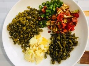 蒜瓣切片，酸豇豆洗净切成小段，酸辣椒切成小块，青红尖椒去蒂洗净切成小块备用！