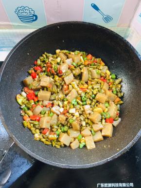 起锅前放入适量的鸡精翻炒均匀即可！