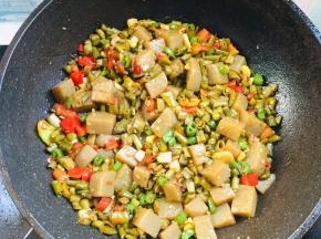 起锅前放入适量的鸡精翻炒均匀即可！