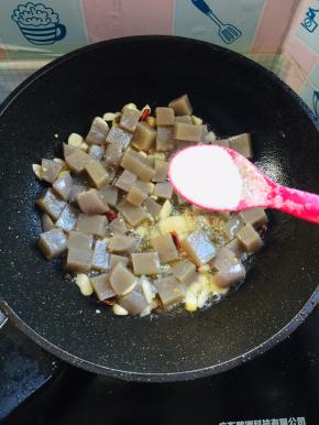 放入一勺盐调味！