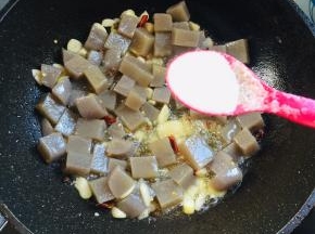 放入一勺盐调味！