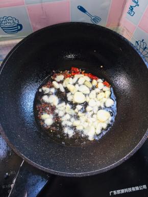 起锅烧油放入花椒，蒜瓣，干辣椒爆香！