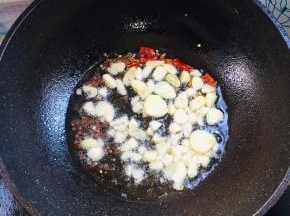 起锅烧油放入花椒，蒜瓣，干辣椒爆香！
