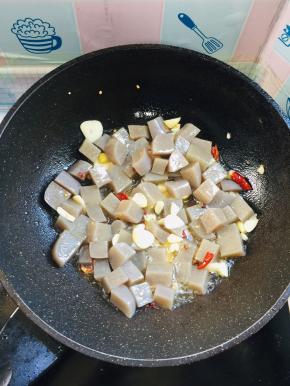 放入切好的魔芋翻炒2分钟左右！