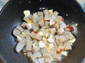 放入切好的魔芋翻炒2分钟左右！