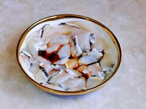 鱼片清洗干净后，加入料酒，酱油，蚝油，抓拌均匀。