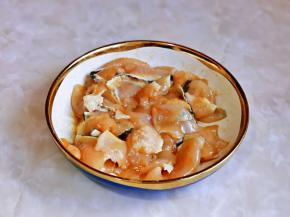 最后淋上一勺食用油，加入淀粉后再淋上一勺油，会更好的锁住鱼片的水分。