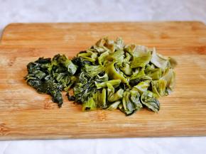 酸菜洗干净后切小块。