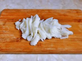 牛百叶洗干净切条。