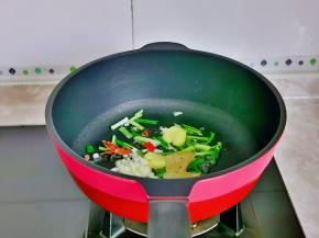 起油锅，加入葱姜蒜，香叶，八角翻炒。
